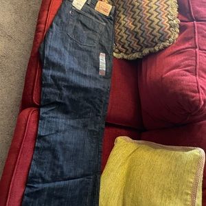 New With tags Levi Strauss Relaxed Fit 559 Mens Jeans size 44/32